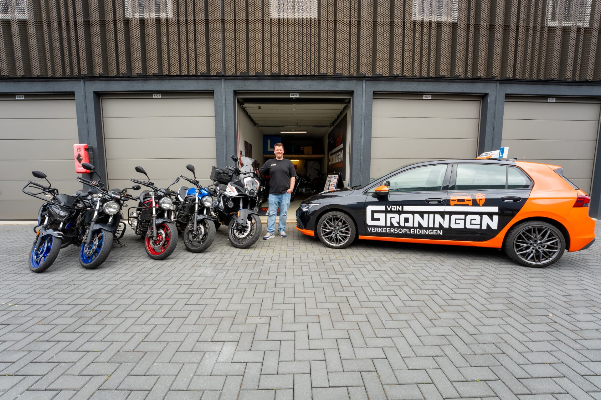 Lesmotoren en de lesauto van Van Groningen Verkeersopleidingen voor de vestiging